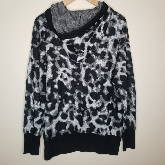 JOHN + JENN EVEREVE NWT Animal Camouflage Print Hoodie Sweater - Picture 2 of 9